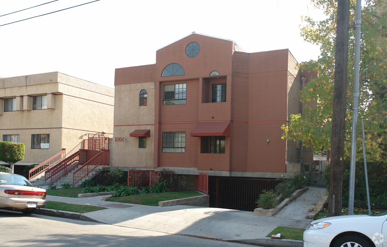 Building Photo - 1004 E Maple St