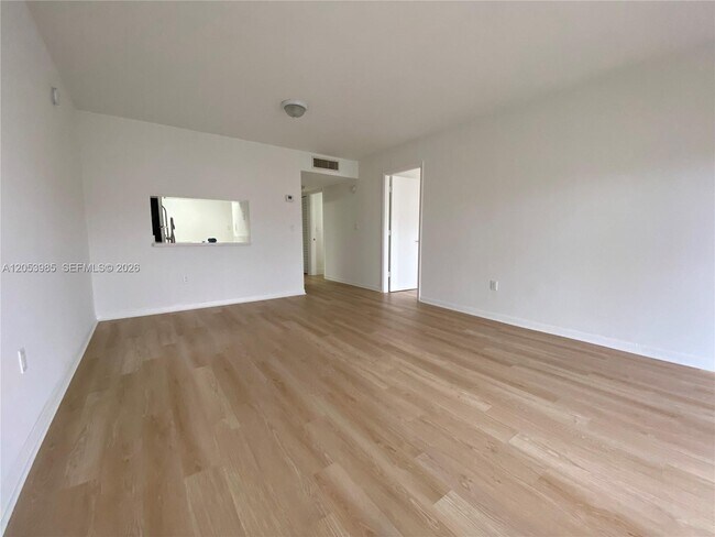Building Photo - 9350 Fontainebleau Blvd