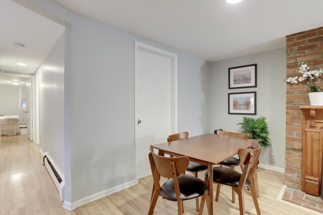 Building Photo - 1105 E St SE