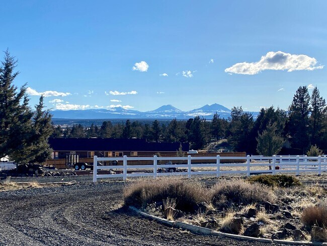 Foto del edificio - 3 Bedroom 2 Bathroom house in Crooked River Ranch with huge views and a shop!