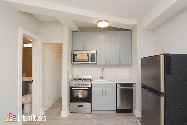Building Photo - 515 W Belmont Ave
