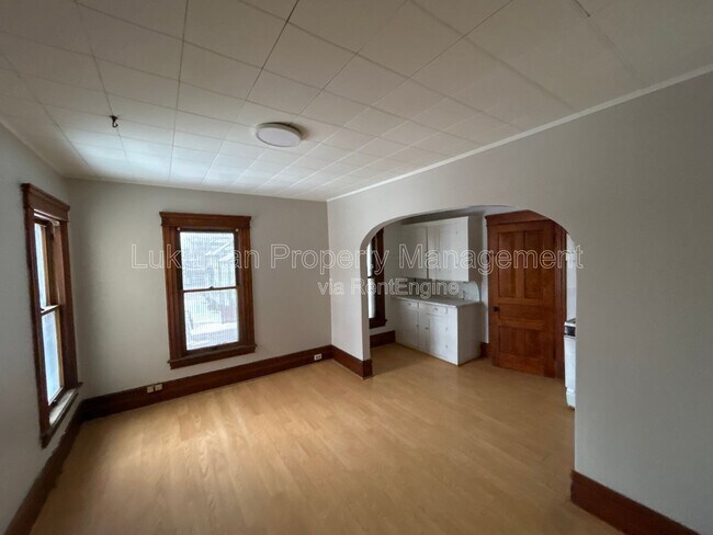 Building Photo - 515 Village St