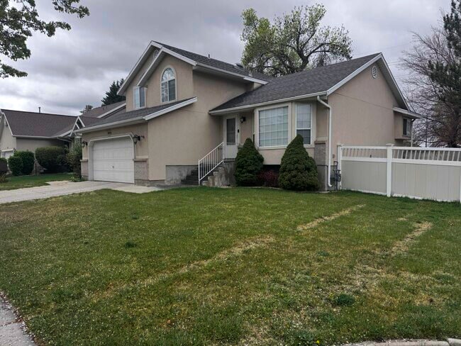 Building Photo - 8004 S Old Barn Dr