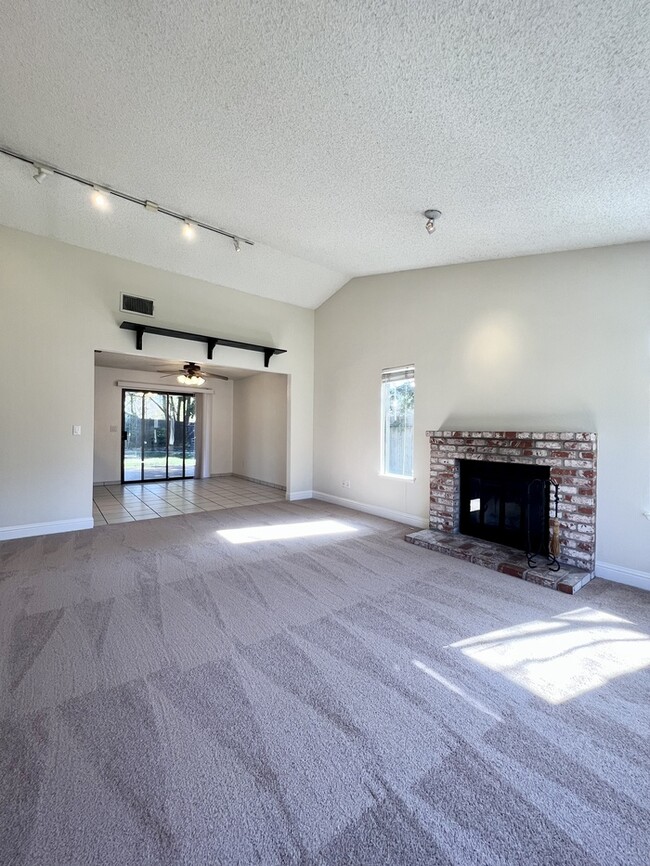 Foto del edificio - Gorgeous 4 bedroom 2 bath home in Folsom!