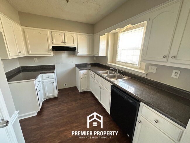 Building Photo - Spacious 4BR/2BA Memphis Home with Vaulted Ceilings, Island Kitchen & Fenced Yard
