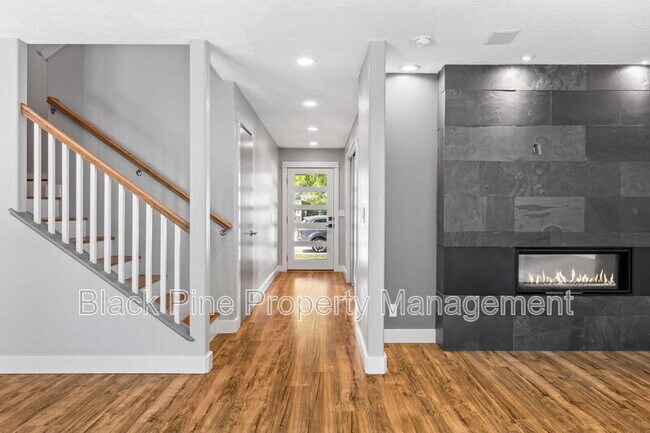 Building Photo - 6018 N Silver Maple Ave