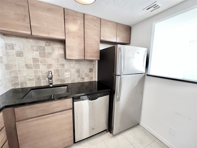 Building Photo - 2016 Main St