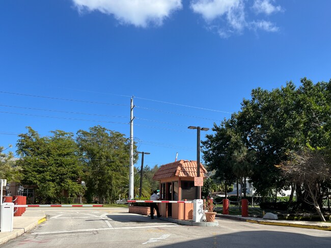 Building Photo - 900 River Reach Dr