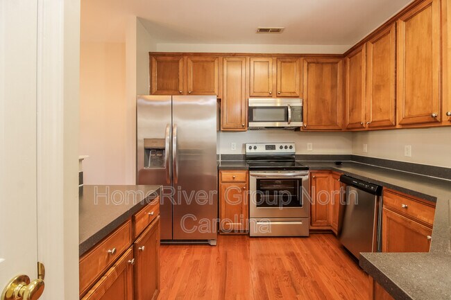 Building Photo - 904 Woodlake Dr