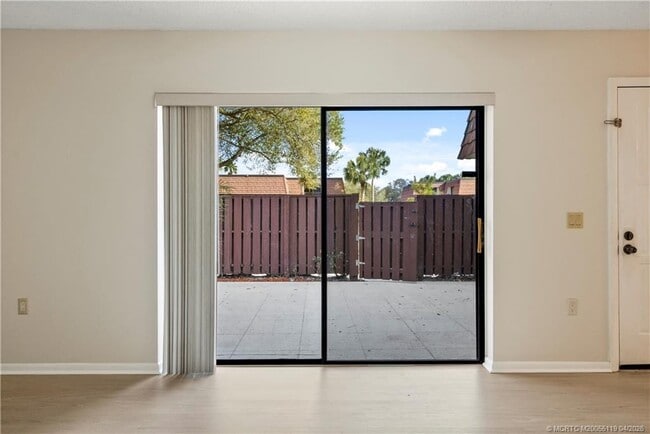 Building Photo - 2930 SW Sunset Trace Cir