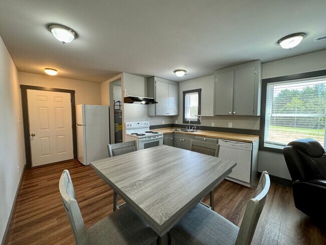 Foto del edificio - New Construction-Fully Furnished & Utilities Included