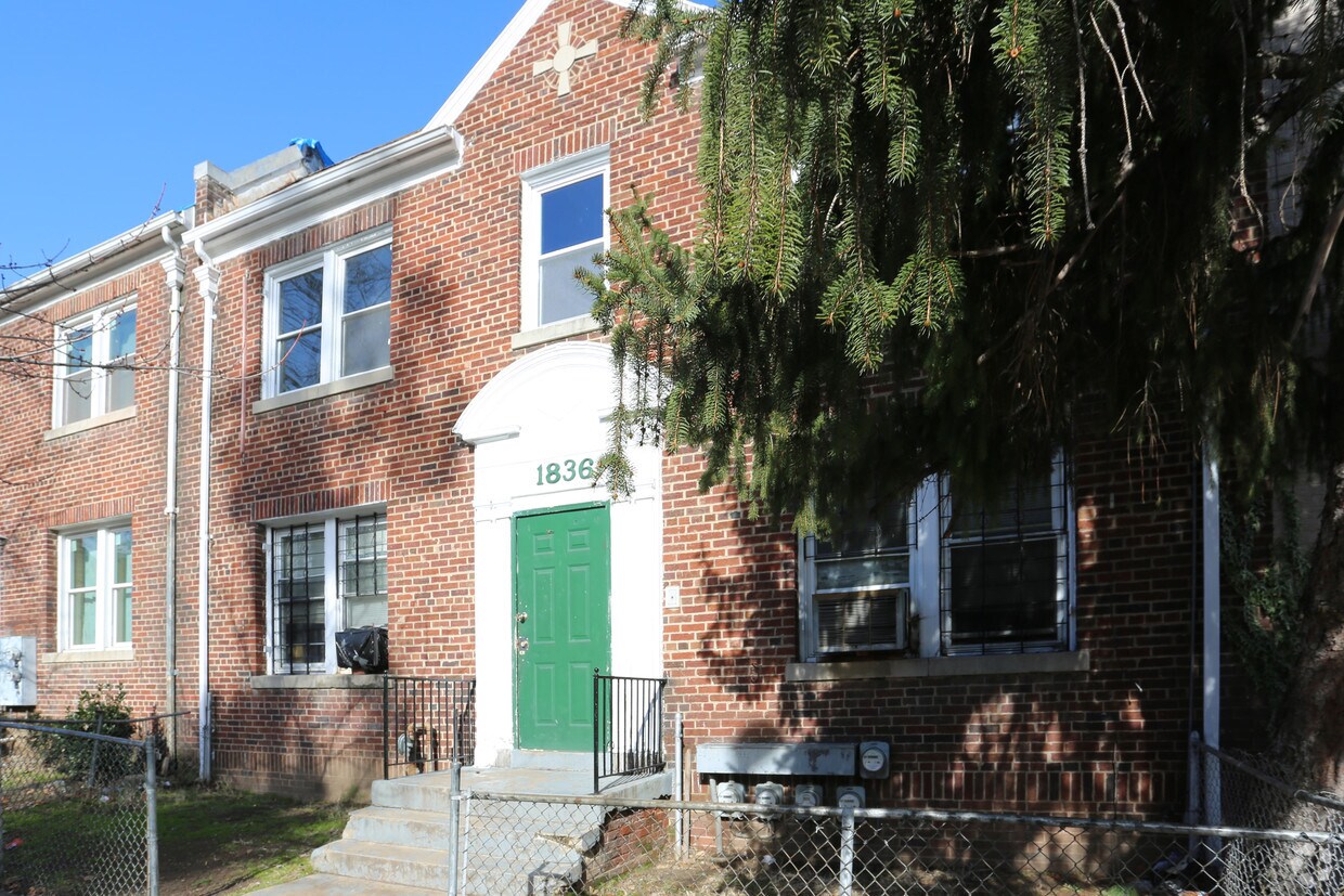 Building Photo - 1836 D St NE