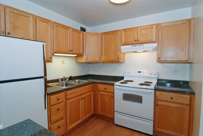 Building Photo - 555 W Cornelia Ave