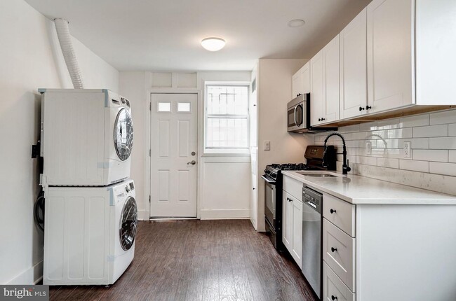 Foto del edificio - 810 Otis Pl NW