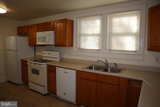 Building Photo - 513 Decatur Ave