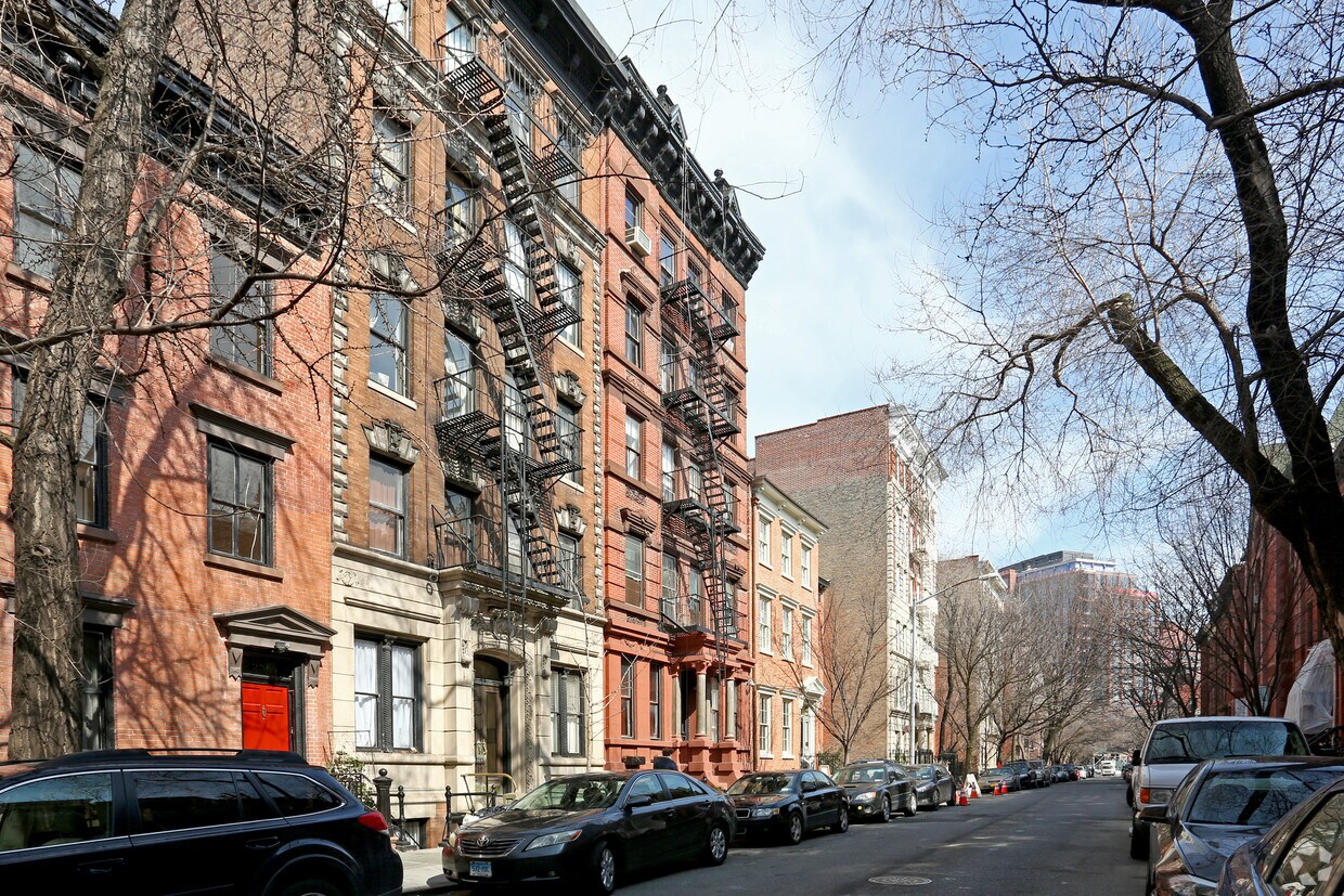 Building Photo - 247 W 11th St