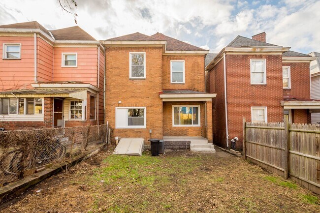 Foto del edificio - READY FOR MOVE IN! Don't miss this RENOVATED 4-BEDROOM located in Munhall!