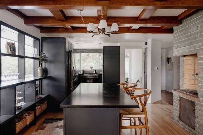 Foto del edificio - Chic 3BD, 3BA Mid-Century Home in Wheat Ri...