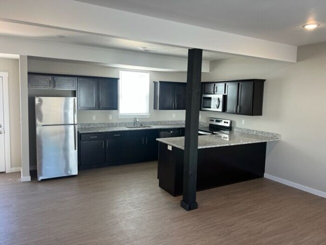 Building Photo - Public Avenue Townhomes in Clever!!! Move ...