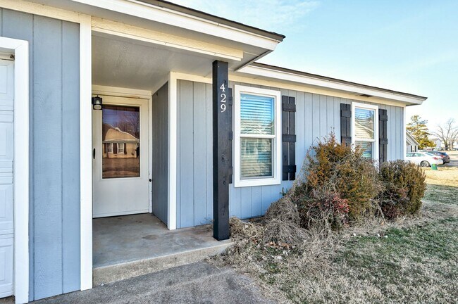 Foto del edificio - Cozy 3 Bed 2 Bath near UCO! Perfect for Co...