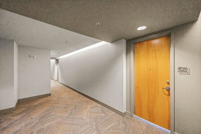 Foto del edificio - 600 12th Ave S