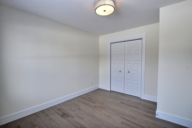 Building Photo - 396 Glengrove Rd