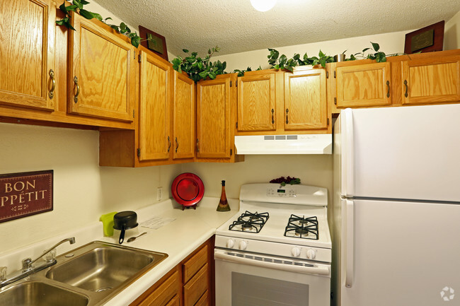 Dos habitaciones - Cocina - Maple Grove Townhomes