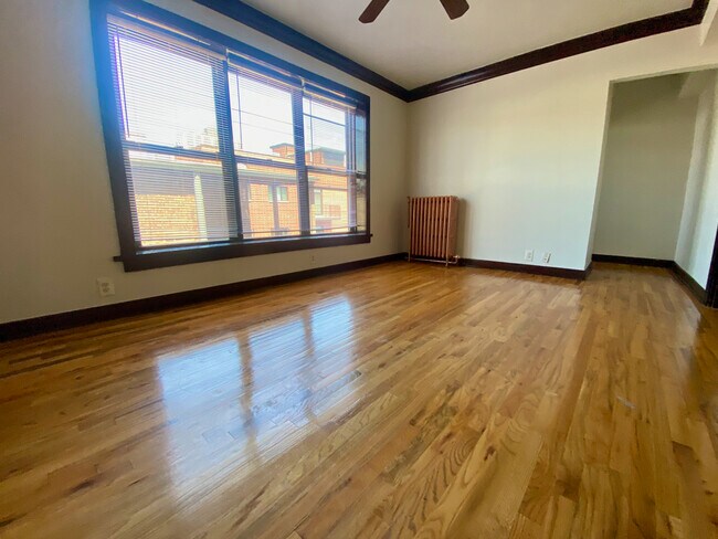 Building Photo - 846 W Montrose Ave