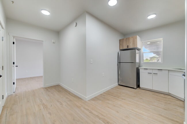 Building Photo - 404 E 5600 S