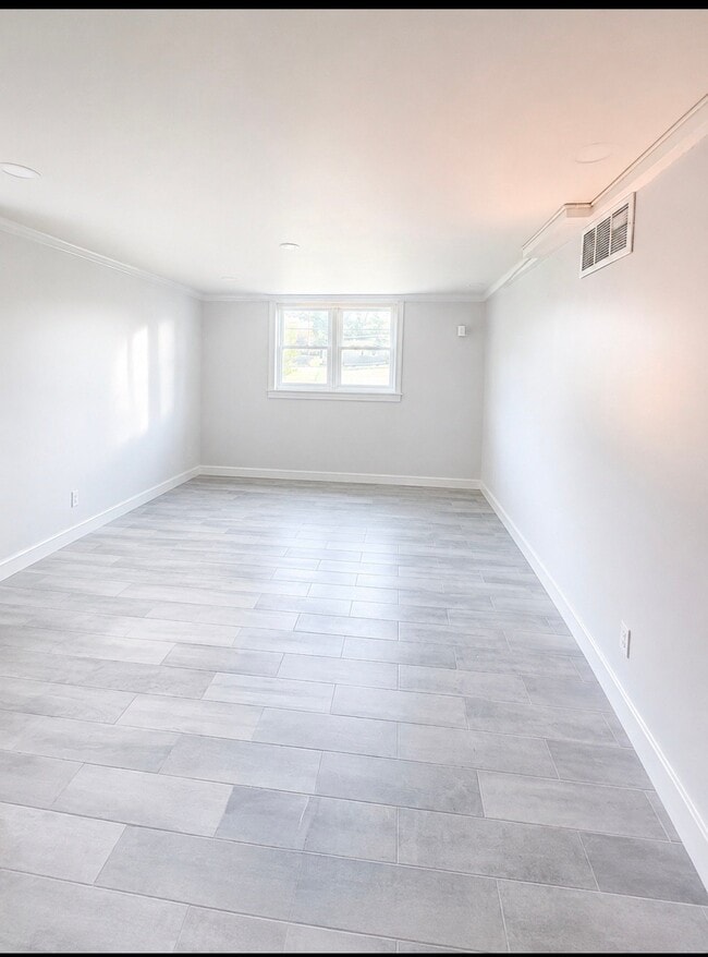 Building Photo - 994 Overbrook Cir