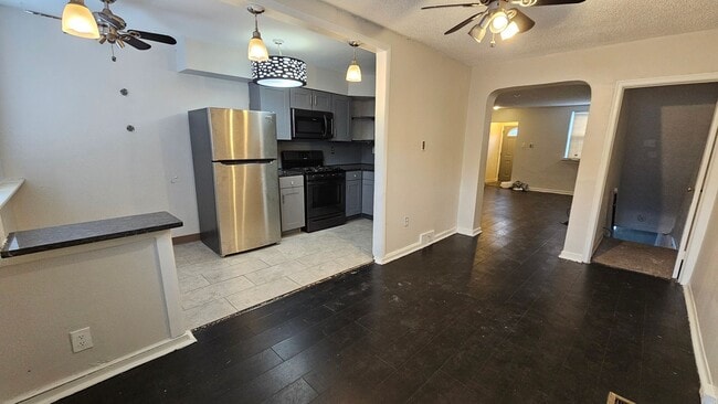 Foto del edificio - Beautiful, modern home with attached garage!