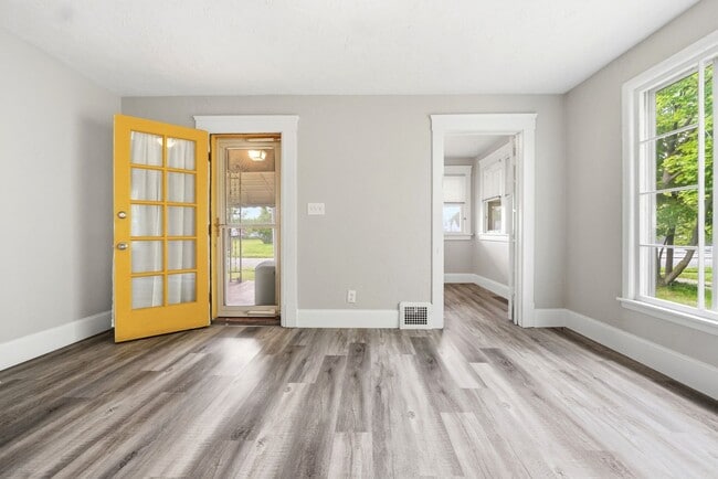 Building Photo - Newly Renovated 2 Bedroom Single Family Home