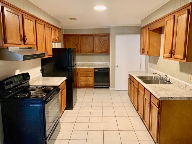 Building Photo - 3 Bedroom, 1.5 Bath- FOR RENT!