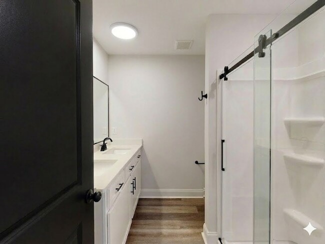 Foto del edificio - 222 Winding Chestnut Dr