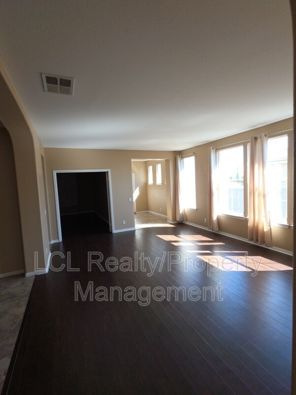Foto del edificio - 27635 Whisperwood Dr