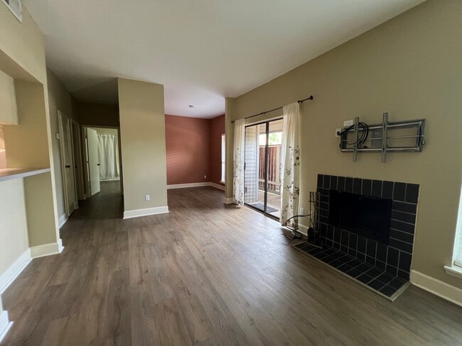 Building Photo - 2025 Augusta Dr