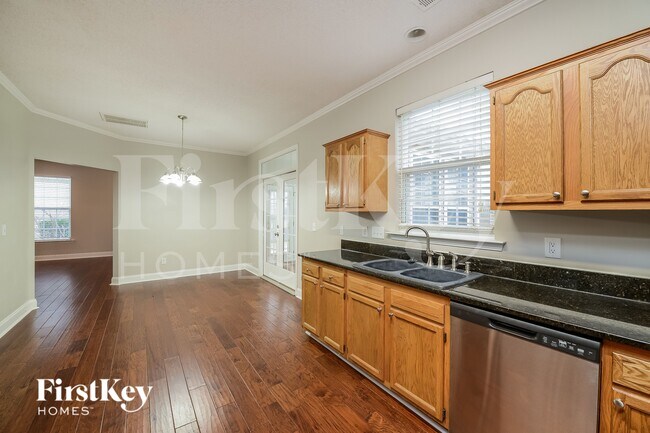 Foto del edificio - 6052 Glen Way Dr