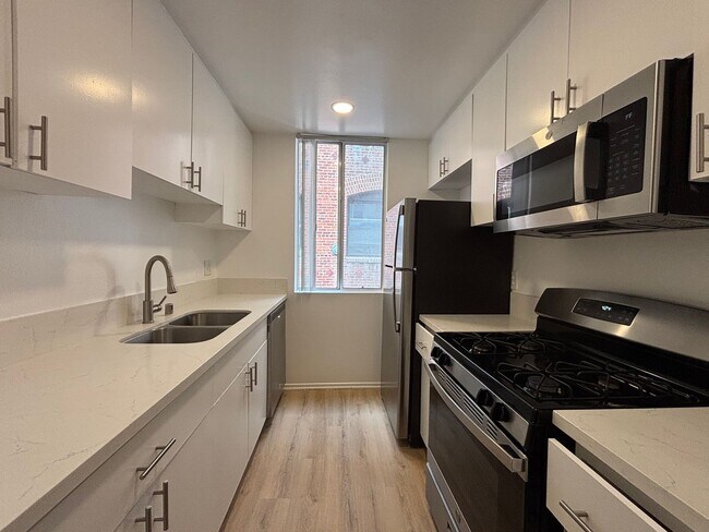 Interior Photo - 314 South Manhattan Place
