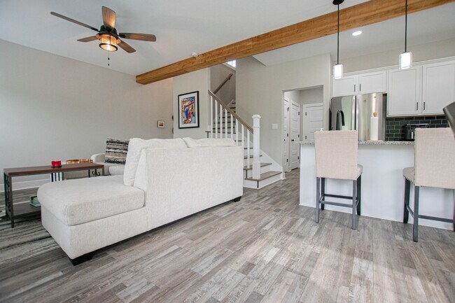 Building Photo - Like New Three Bedroom!