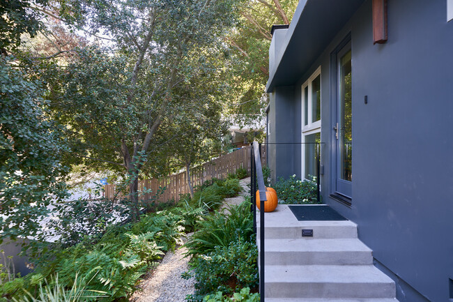 Building Photo - 8811 Wonderland Ave