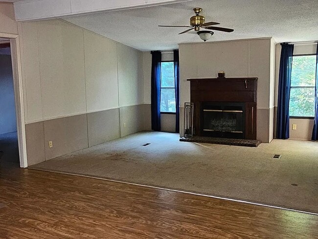 Foto del edificio - 3366 Shoreland Dr