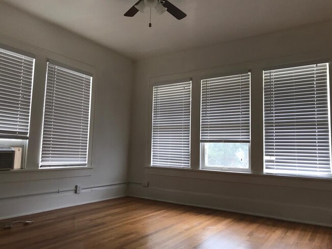 Building Photo - 510 Sul Ross St