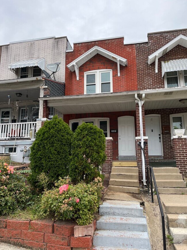 Building Photo - This fully remodeled 3-bedroom home is rea...