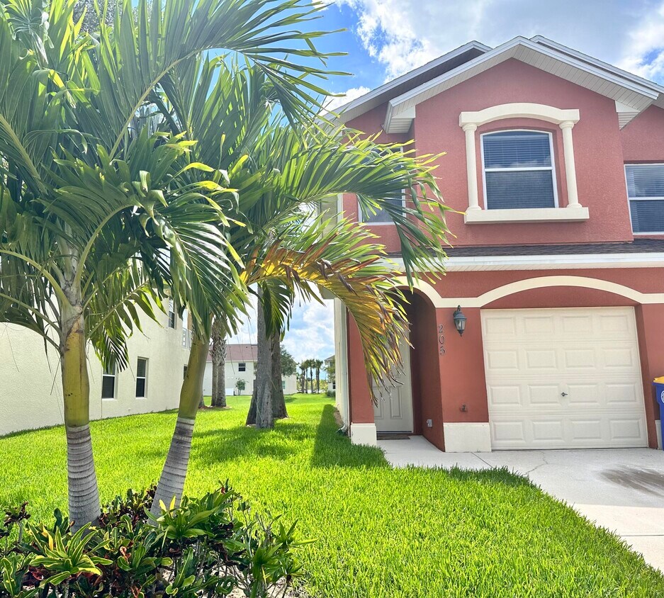 Primary Photo - 3900 Playa Del Sol Dr