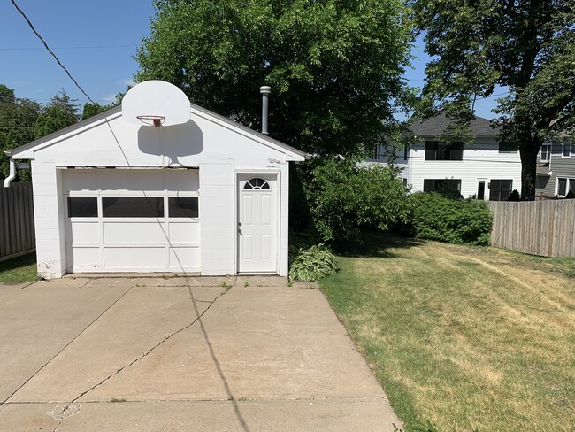 Building Photo - 5832 Saint Johns Ave
