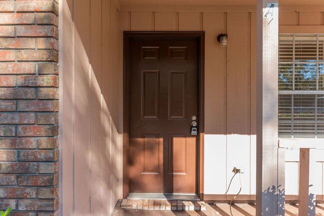 Building Photo - Quaint duplex!