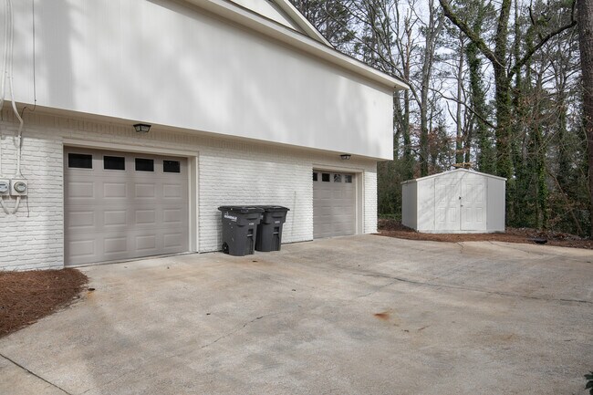 Building Photo - 523 Wonder Ln