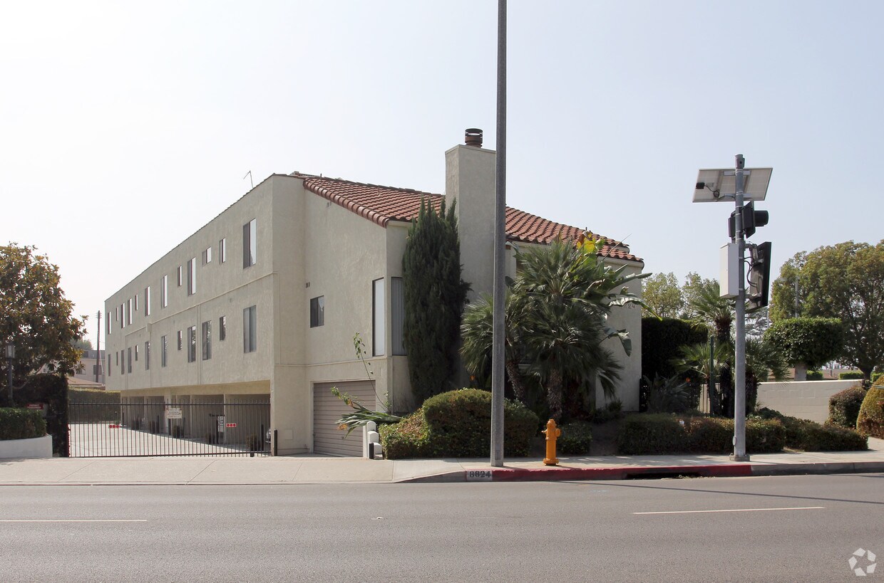 Building Photo - 8824 Mission Dr