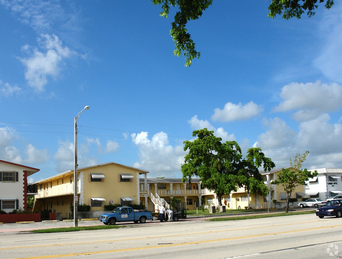 Primary Photo - Hollywood Hills West Inc