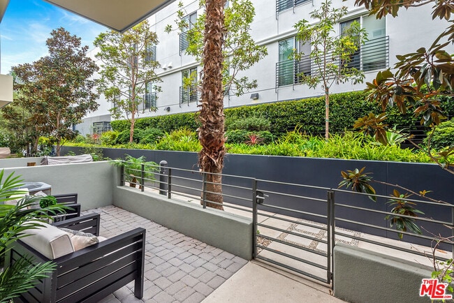 Foto del edificio - 310 Washington Blvd